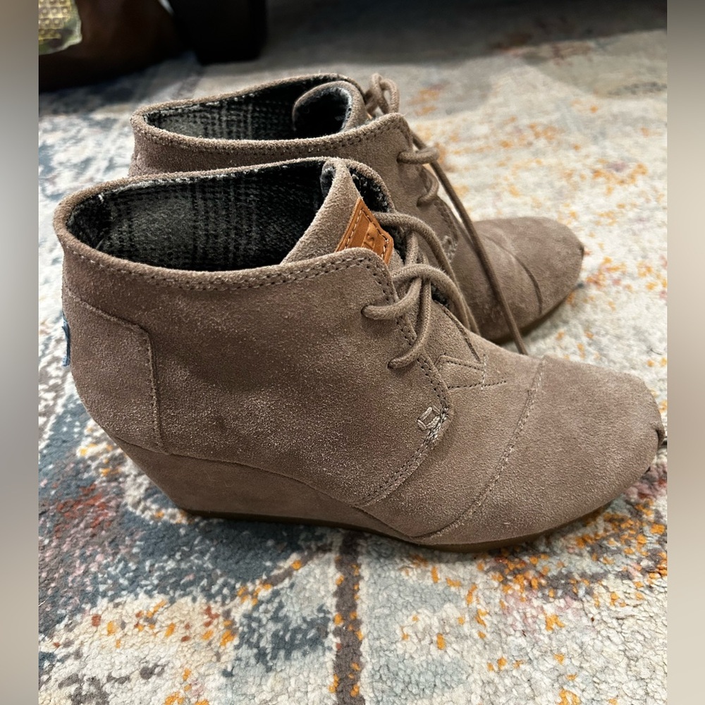 Tom's Wedges Size 5. Light tan suede. Excellent condition